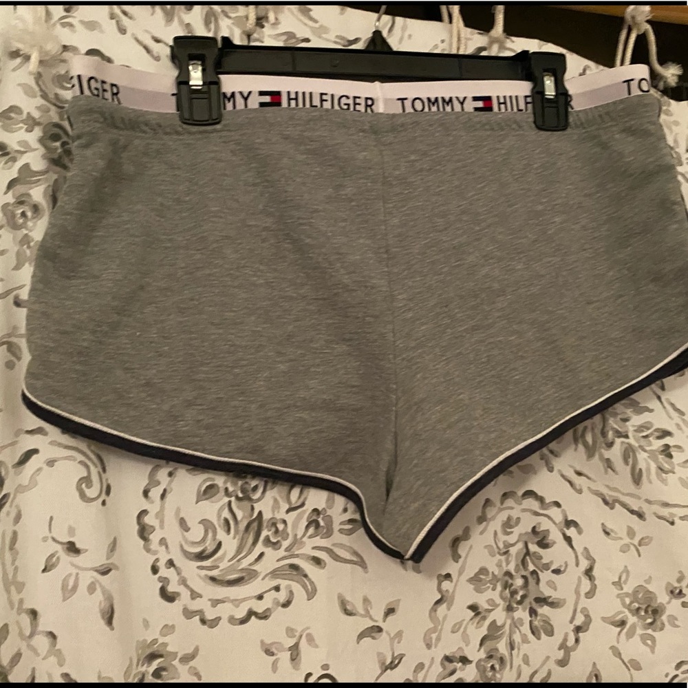 NWOT TOMMY HILFIGER SHORT - Picture 2 of 3